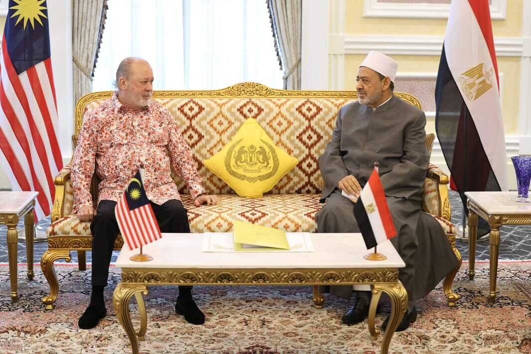Raja Malaysia Sambut Kedatangan Grand Syaikh Al Azhar